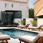 Luxury Vesper- Heated Pool, Hot Tub, Rooftop Terrace, Gym * Vodice
