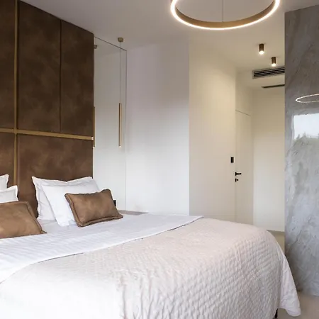Luxury Vesper- Private Heated Pool, Hot Tub, Rooftop, Starlink * Vodice