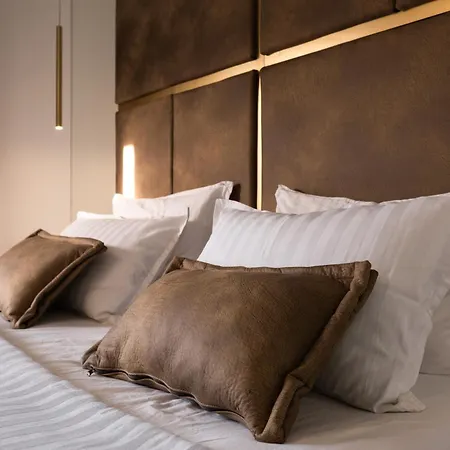 Luxury Vesper- Heated Pool, Hot Tub, Rooftop Terrace, Gym *