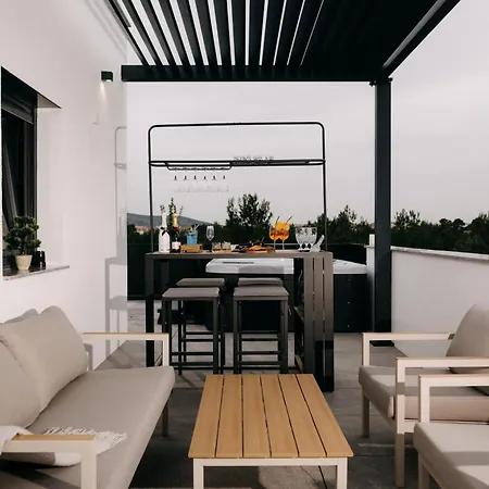 Luxury Vesper- Private Heated Pool, Hot Tub, Rooftop, Starlink Villa *