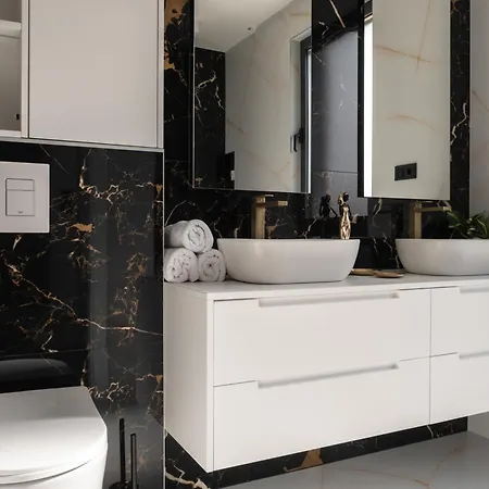 Luxury Vesper- Private Pool, Hot Tub, Rooftop Terrace, Gym Villa