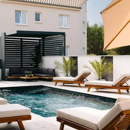 Luxury Vesper- Private Heated Pool, Hot Tub, Rooftop, Starlink * Vodice