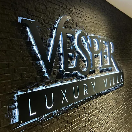 Luxury Vesper- Private Pool, Hot Tub, Rooftop Terrace, Gym