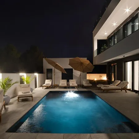 Villa Luxury Vesper- Private Pool, Hot Tub, Rooftop Terrace, Gym