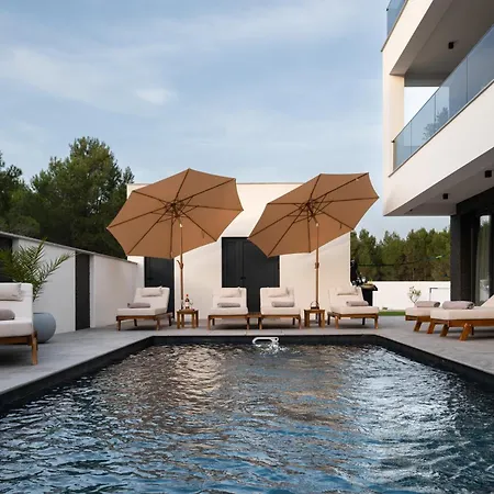 Luxury Vesper- Private Heated Pool, Hot Tub, Rooftop, Starlink