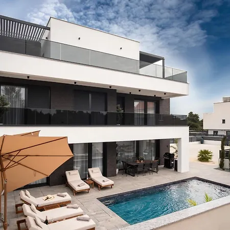 Luxury Vesper- Private Heated Pool, Hot Tub, Rooftop, Starlink * Vodice