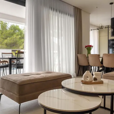 Luxury Vesper- Private Pool, Hot Tub, Rooftop Terrace, Gym *