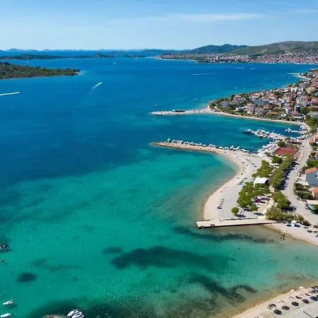 Luxury Vesper- Private Pool, Hot Tub, Rooftop Terrace, Gym Villa