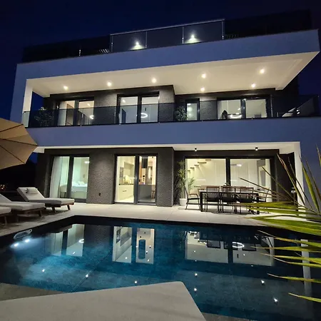 Villa Luxury Vesper- Private Heated Pool, Hot Tub, Rooftop, Starlink *