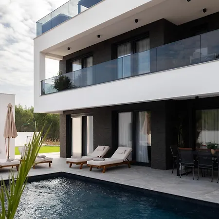 Luxury Vesper- Private Pool, Hot Tub, Rooftop Terrace, Gym Villa