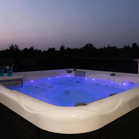 Villa Luxury Vesper- Heated Pool, Hot Tub, Rooftop Terrace, Gym Vodice