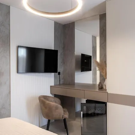 Luxury Vesper- Private Pool, Hot Tub, Rooftop Terrace, Gym