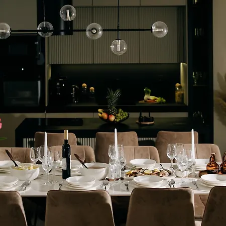 Luxury Vesper- Private Pool, Hot Tub, Rooftop Terrace, Gym Villa