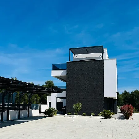 Luxury Vesper- Heated Pool, Hot Tub, Rooftop Terrace, Gym Vodice