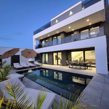 Luxury Vesper- Heated Pool, Hot Tub, Rooftop Terrace, Gym *