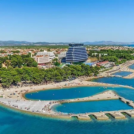 Luxury Vesper- Heated Pool, Hot Tub, Rooftop Terrace, Gym * Vodice