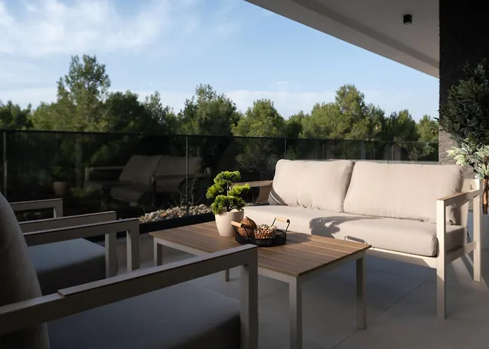 Luxury Vesper- Private Pool, Hot Tub, Rooftop Terrace, Gym 别墅 沃迪切