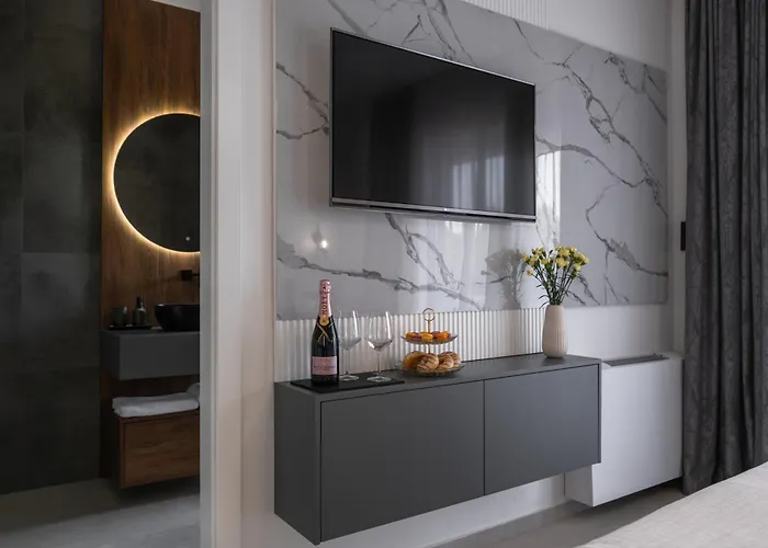 Luxury Vesper- Private Pool, Hot Tub, Rooftop Terrace, Gym 别墅 沃迪切