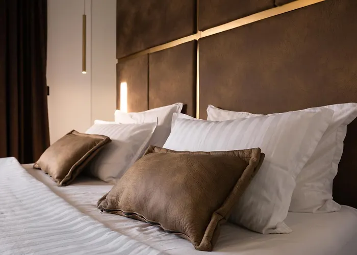 Luxury Vesper- Heated Pool, Hot Tub, Rooftop Terrace, Gym *