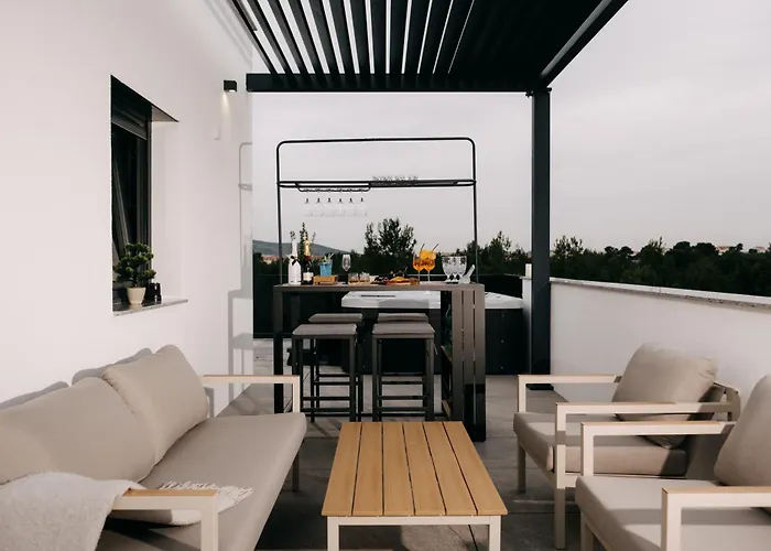 Luxury Vesper- Heated Pool, Hot Tub, Rooftop Terrace, Gym Villa *