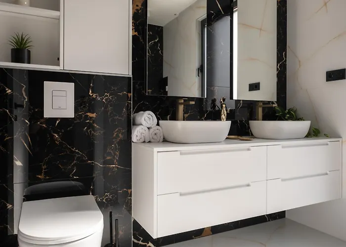 Luxury Vesper- Private Pool, Hot Tub, Rooftop Terrace, Gym Villa