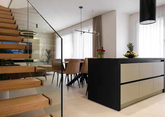 Luxury Vesper- Private Pool, Hot Tub, Rooftop Terrace, Gym 沃迪切