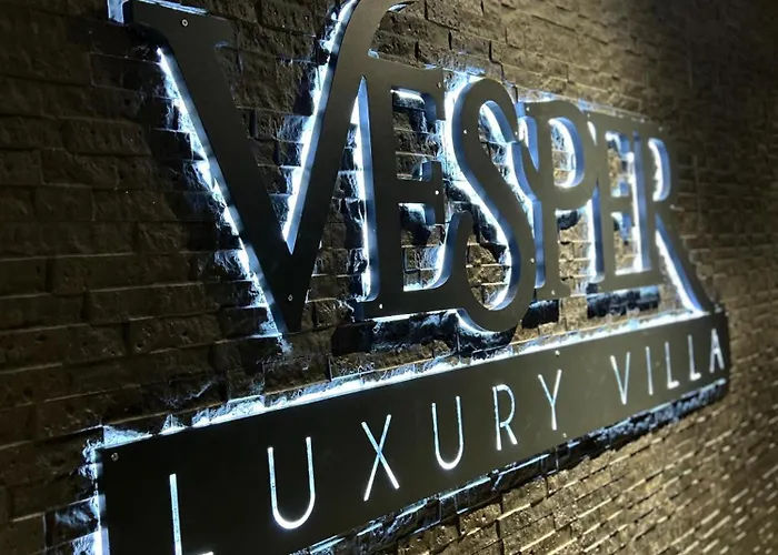 Luxury Vesper- Private Pool, Hot Tub, Rooftop Terrace, Gym