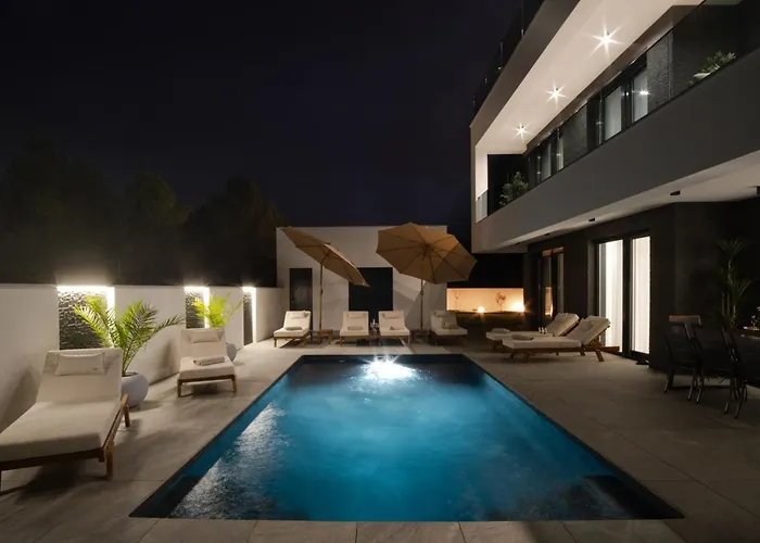 Villa Luxury Vesper- Heated Pool, Hot Tub, Rooftop Terrace, Gym