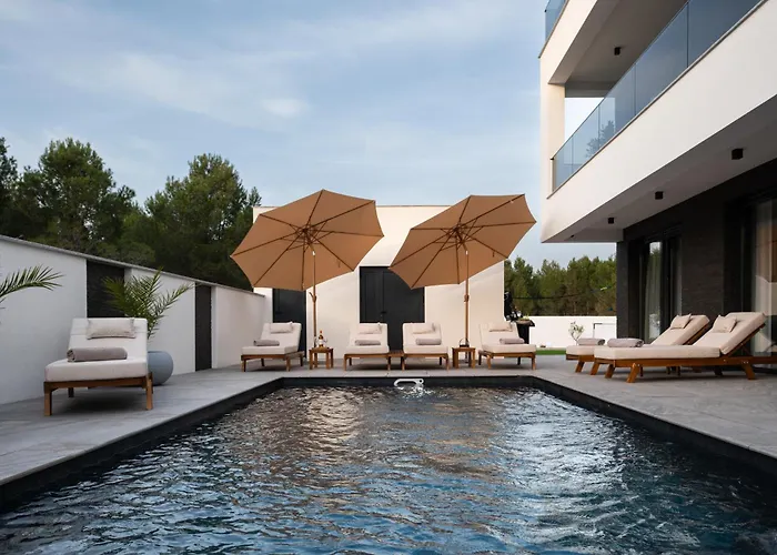 Luxury Vesper- Private Pool, Hot Tub, Rooftop Terrace, Gym