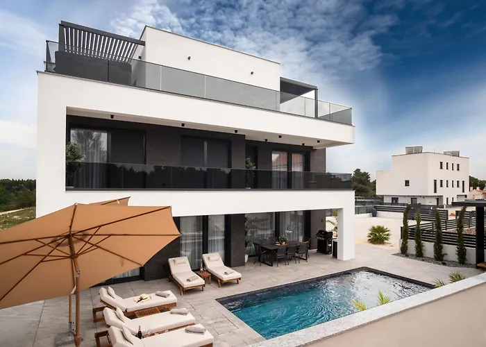 Luxury Vesper- Private Pool, Hot Tub, Rooftop Terrace, Gym * 沃迪切