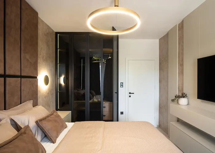 Luxury Vesper- Private Pool, Hot Tub, Rooftop Terrace, Gym Vila