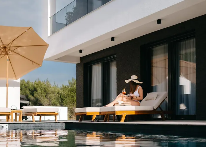 Luxury Vesper- Private Pool, Hot Tub, Rooftop Terrace, Gym * 沃迪切