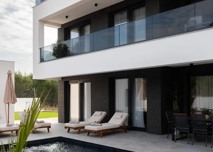 Luxury Vesper- Private Pool, Hot Tub, Rooftop Terrace, Gym Vila